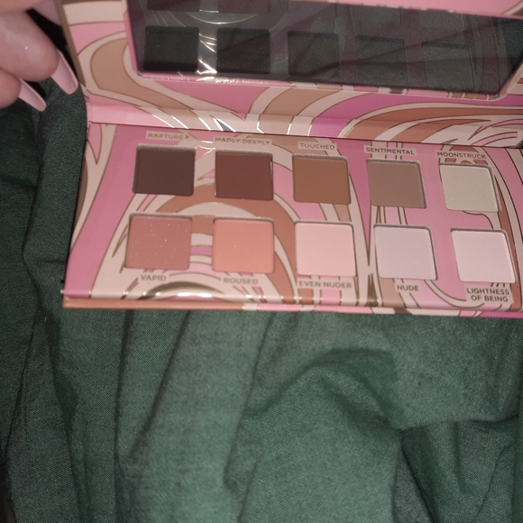 Eyeshadow Pallette - Picture 2 of 2
